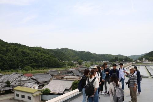 旧福住小学校の屋上にいる道案内役と参加者たちの写真