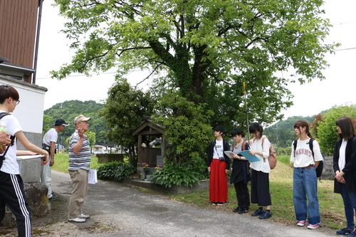 二之坪・柿木地蔵の前で話を聞く参加者たちの写真