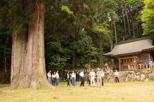 熊野新宮神社境内で話を聞く参加者たちの写真