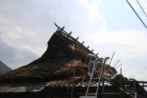 藤本茂さん宅の茅葺屋根の補修作業の様子の写真