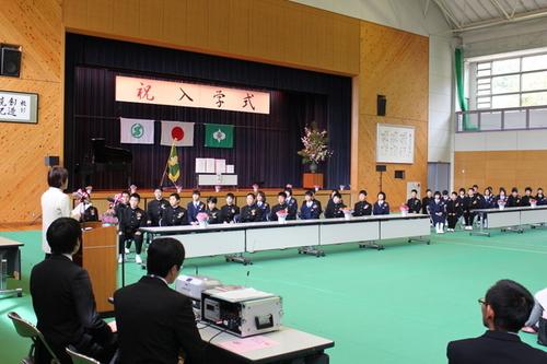 篠山東中学校の入学式で式辞を述べる溝端洋美校長と式辞を聞く新入生たちの写真