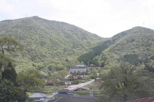 新緑の山々に囲まれた陶の郷の写真