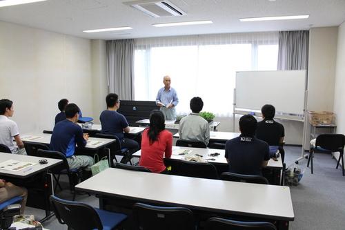 篠山市役所の職員が集まって黒枝豆の栽培体験研修の話を聞いている写真