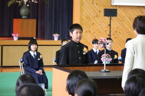 篠山東中学校の入学式で誓いのことばを述べる新入生の代表者井関孝輔さんの写真