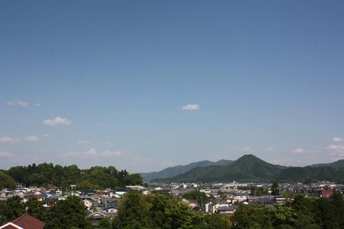 天守台から高城山を遠くに見る風景の写真