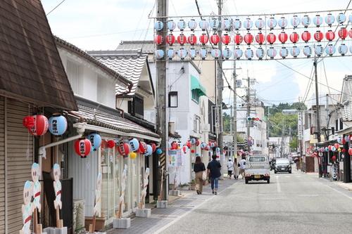 デカンショ祭で城下町の道路に提灯などが飾られている様子の写真