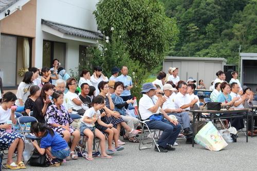 四世代交流・波賀野ふれあい夏祭りに来ている観客達の写真