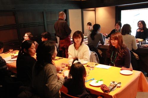 参加女性たちがテーブルを囲み話し合っている様子の写真