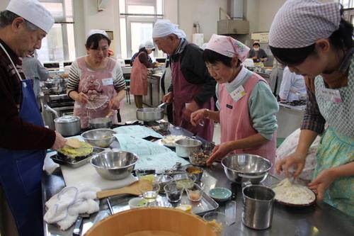 郷土料理の調理に取り組んでいる受講生たちの写真