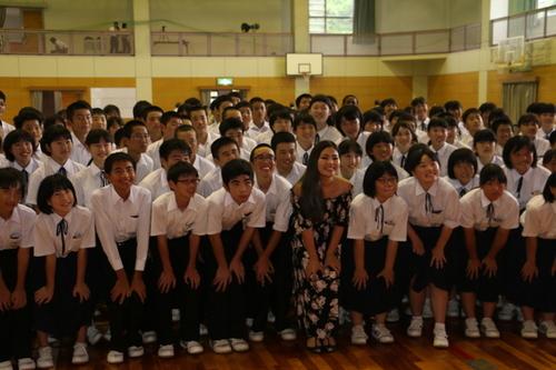 体育館で篠山東中学校の生徒たちと記念撮影をする恵さんの写真