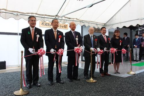 「丹波篠山デカンショ館」リニューアルオープンを祝いテープカットする代表者の人々の写真