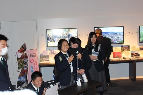 「丹波篠山デカンショ館」において館内を楽しむ笑顔の学生たちの様子の写真