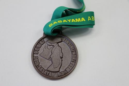 篠山ABCマラソンの完走者に贈られる丹波焼で作られたメダルの写真