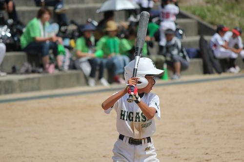バットを構えている篠山東野球少年団の選手の写真