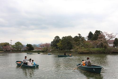 曇り空の中、観光ボートを満喫する笹山幼稚園の子供たちと保護者の方たちの写真