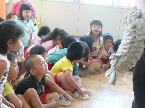 たき幼稚園の園児たちが研究員の鈴木武さんのお話を聞く様子の写真