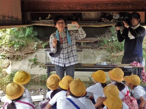 ホトケドジョウを守る会の山科さんが小学生たちに調査の手順などを教えている写真