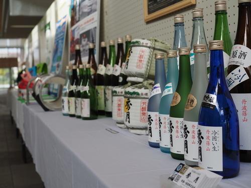 地酒 秀月の瓶と樽が展示されている狩場一酒造のコーナーの写真
