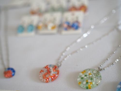 ガラスでできたネックレスなどの色鮮やかなアクセサリーが展示されている喜南鈴硝子のコーナーの写真
