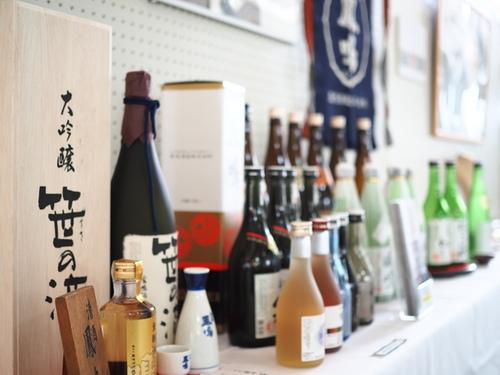 大吟醸 笹の滴などの瓶が展示されている鳳鳴酒造のコーナーの写真