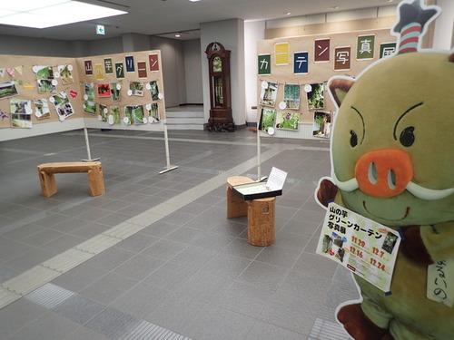 ゆるキャラのパネルの向こうに展示ボードが並ぶ篠山市役所本庁舎1階ロビーの写真