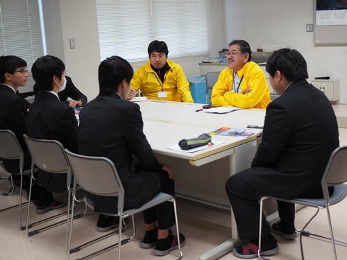 机を囲み意見交換をする篠山産業高校の男子生徒5人と組合員2人の写真