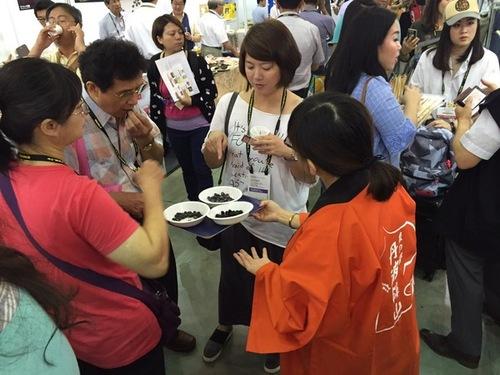 FOOD TAIPEI2016において篠山市の黒豆を試食する人々の様子の写真