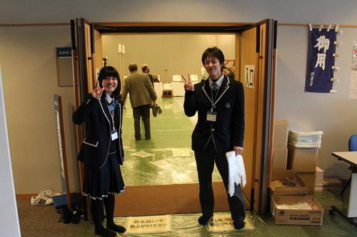 入口で篠山鳳鳴高校の生徒がピースサインをしている写真