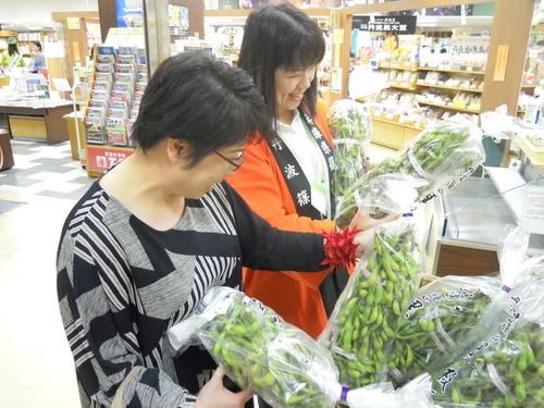 神戸そごうに来店されたお客様へ黒枝豆の選び方をレクチャーする様子の写真
