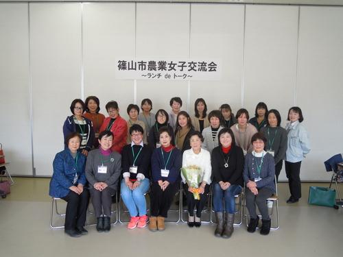 篠山市農業女子交流会の参加者たちの笑顔での記念写真
