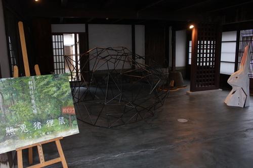 篠山にゆかりのあるアーティストなどが町屋の中に趣向を凝らした作品を展示している様子の写真