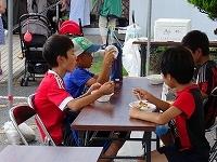 テーブルに座って仲良く食事をとっている子供たちの写真