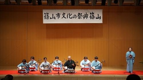 和装の男女が三味線の演奏を披露する篠山市文化の祭典の写真