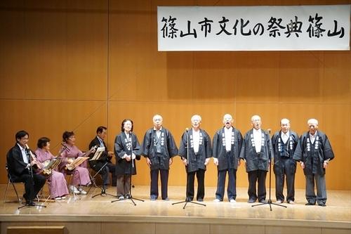 マイクを前にした男女の歌謡と和楽器による伴奏を披露する篠山市文化の祭典の写真