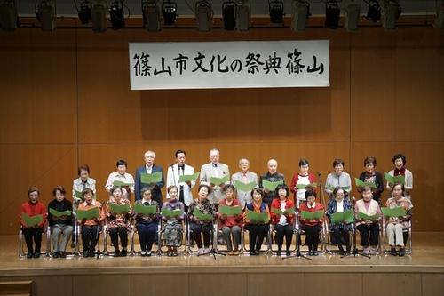 壇上に2段に並んだ大勢の男女が合唱を披露する篠山市文化の祭典の写真