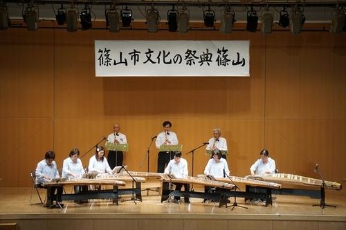 洋装の男女が琴と尺八の演奏を披露する篠山市文化の祭典の写真