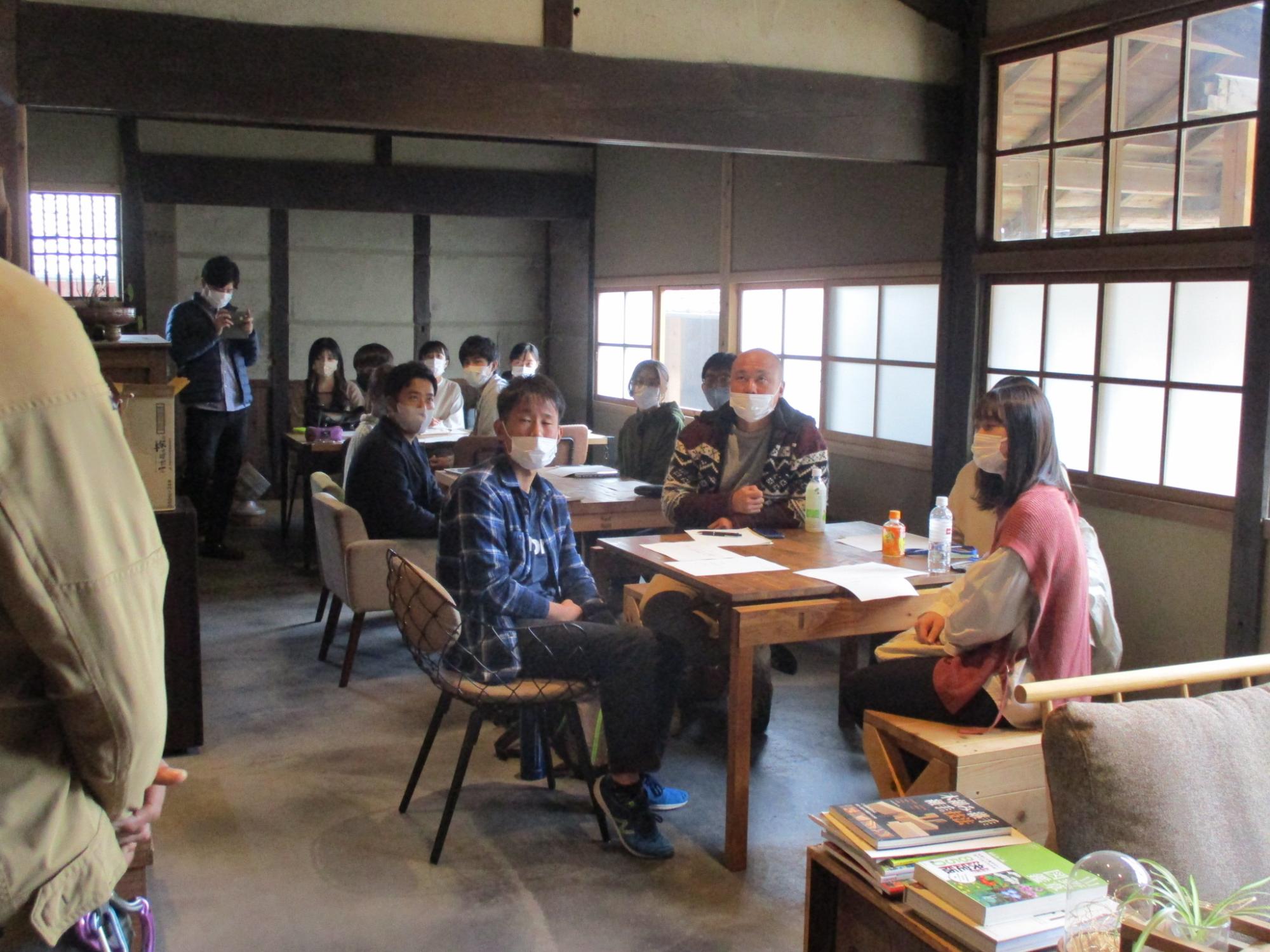 会議に参加されるみなさん