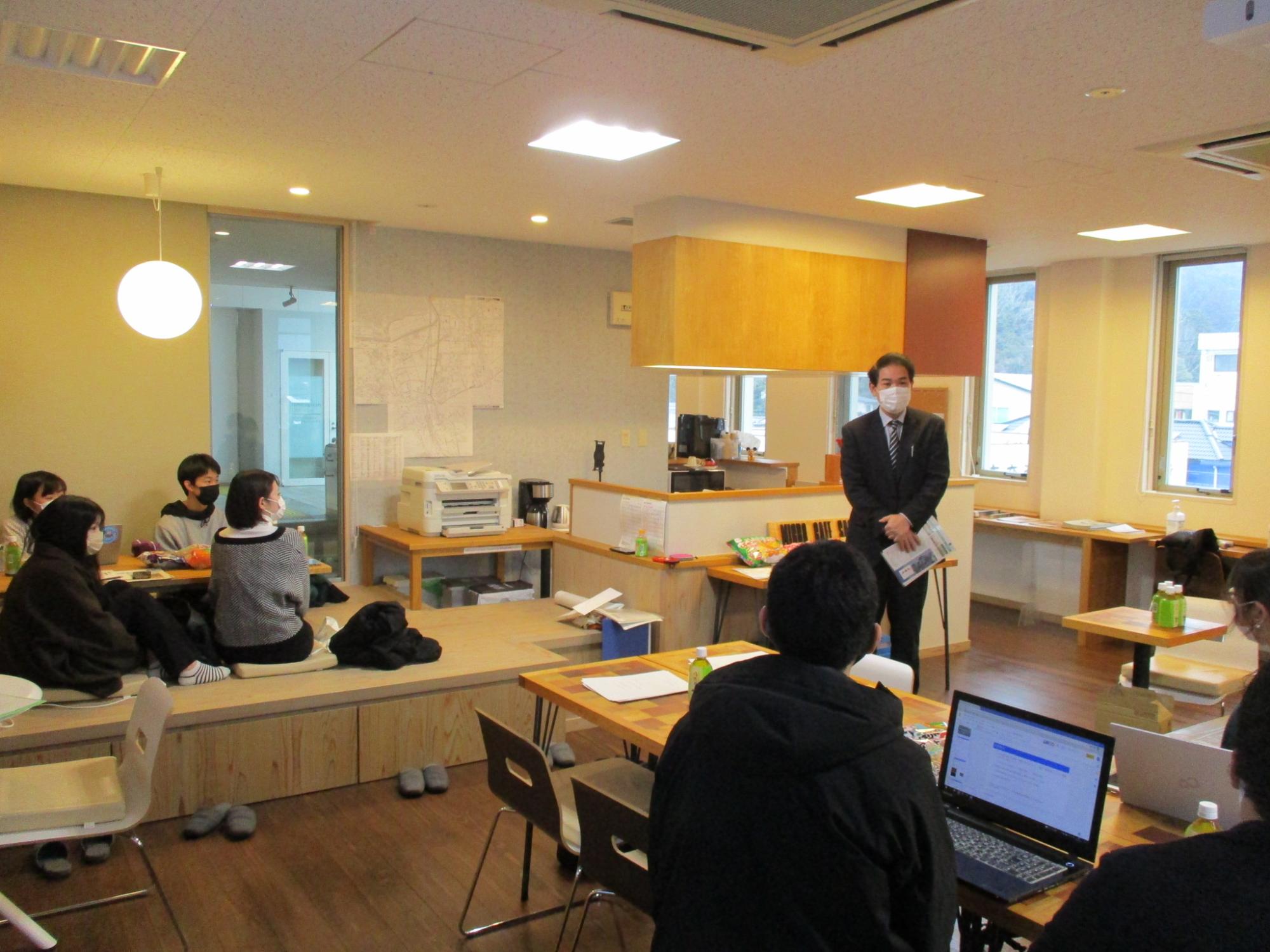 若者会議の開会の風景