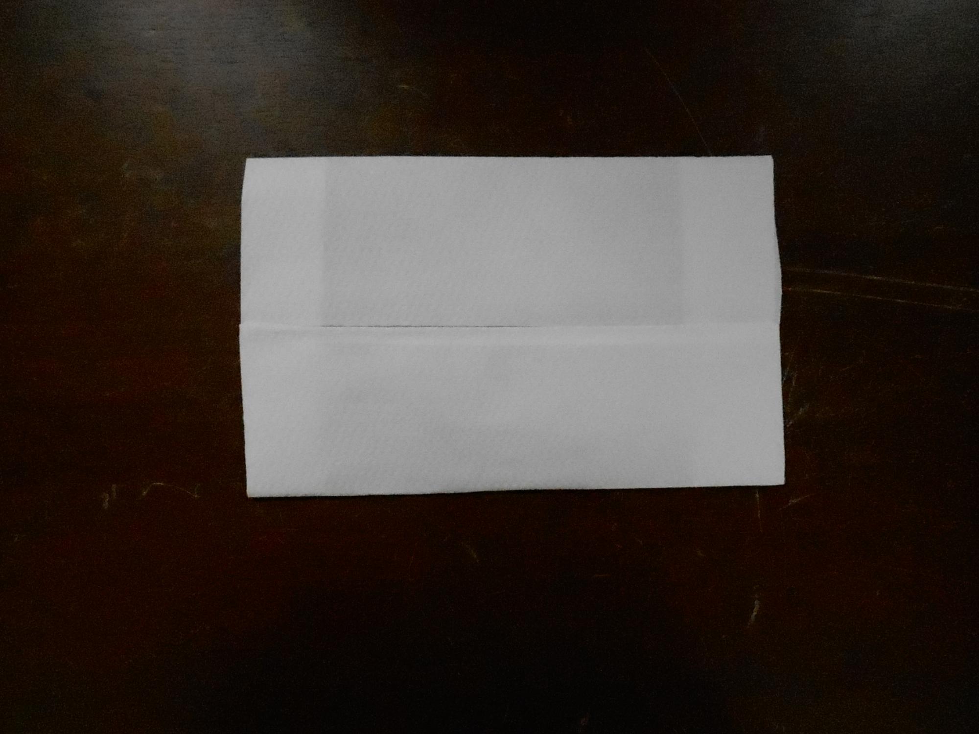 真ん中の折り目までペーパータオルを折った写真