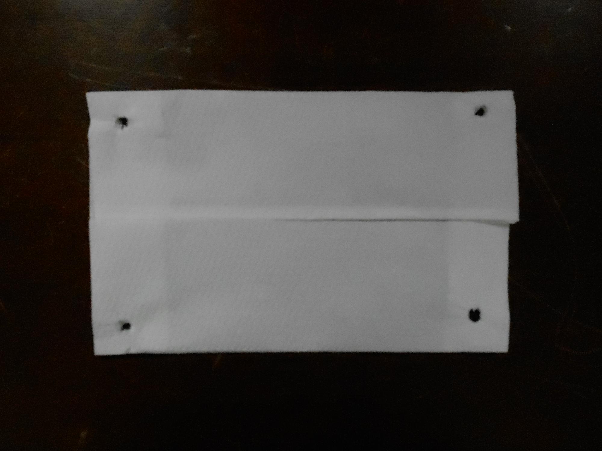 両端4箇所パンチで穴をあけた写真