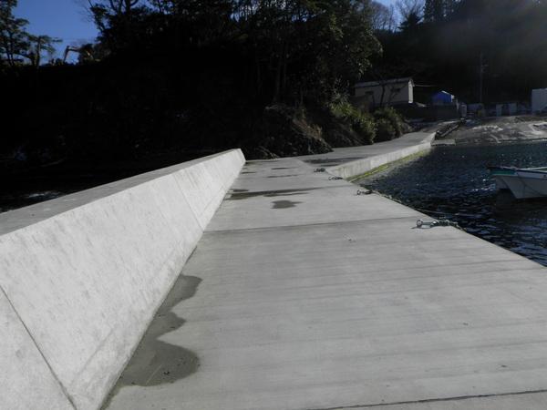 頑丈なコンクリートで作られている防波堤の写真