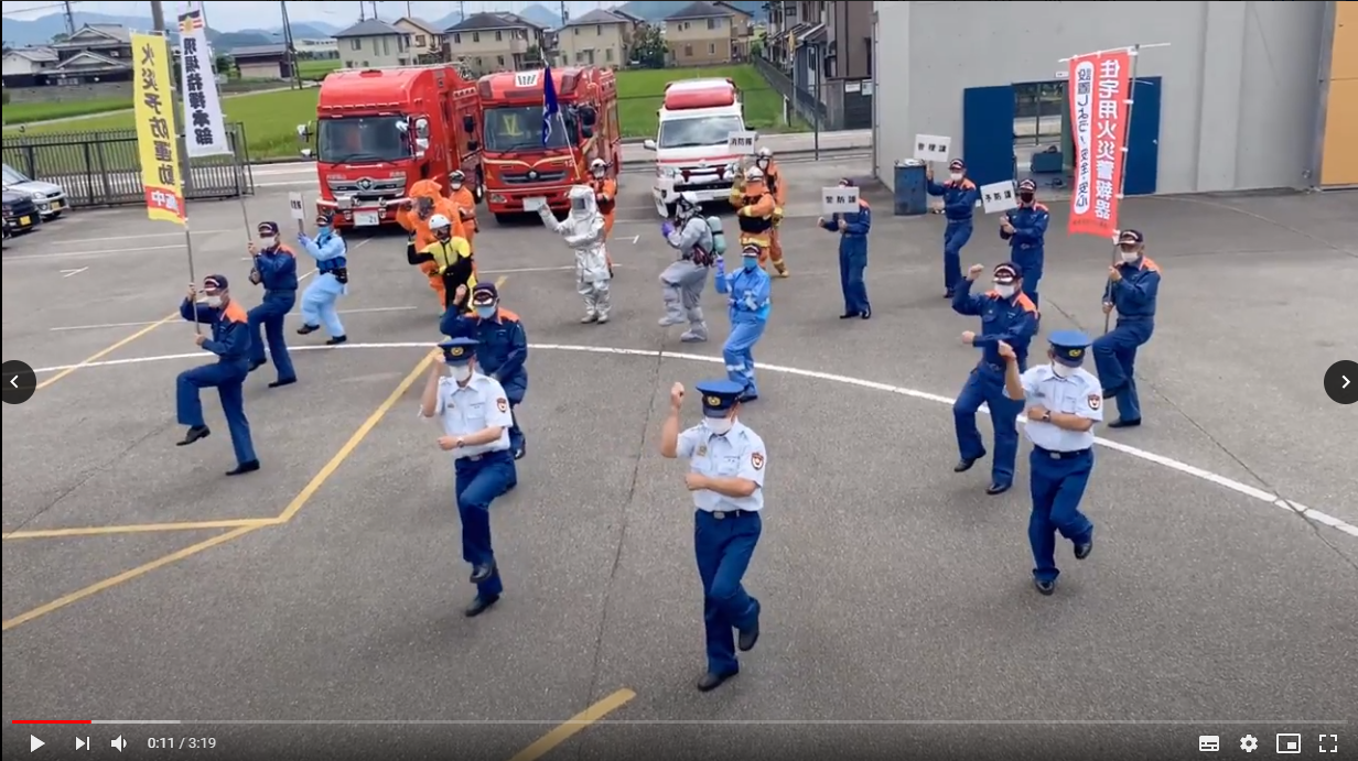 制服や防護服を着た消防・救急の隊員がデカンショを踊っている