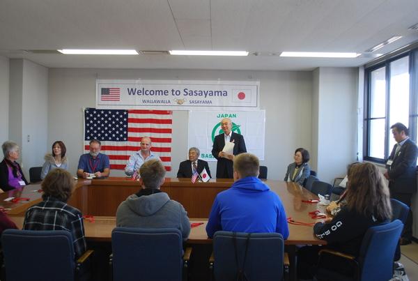 短期留学生訪問団の方達が椅子に座って市長のお話を聞いている写真