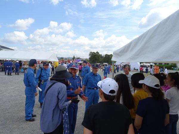 テントの下で救急隊員の方や、参加された人たちがにこやかに話をしている写真