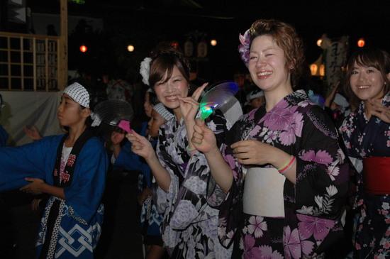 浴衣を着た女性たちが笑顔でピースしたり笑っている写真