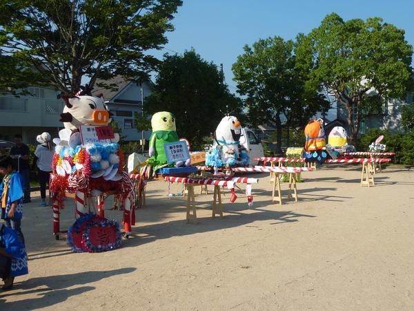 篠山市のキャラクター（まるいの、まめりん）やオラフ、ジバニャンなどのキャラクターの神輿が並んでいる写真