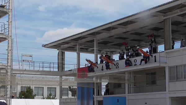 消防団員3名がロープブリッジ渡過を実践しようとしている写真