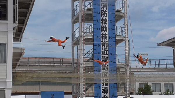 消防団員3名がロープブリッジ渡過を実践している写真