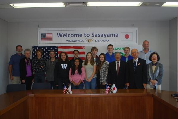短期留学生訪問団の皆さんが市長たちと一緒に記念撮影写真