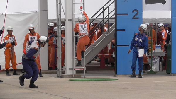 隊員1名がはしご登はんを実践している写真